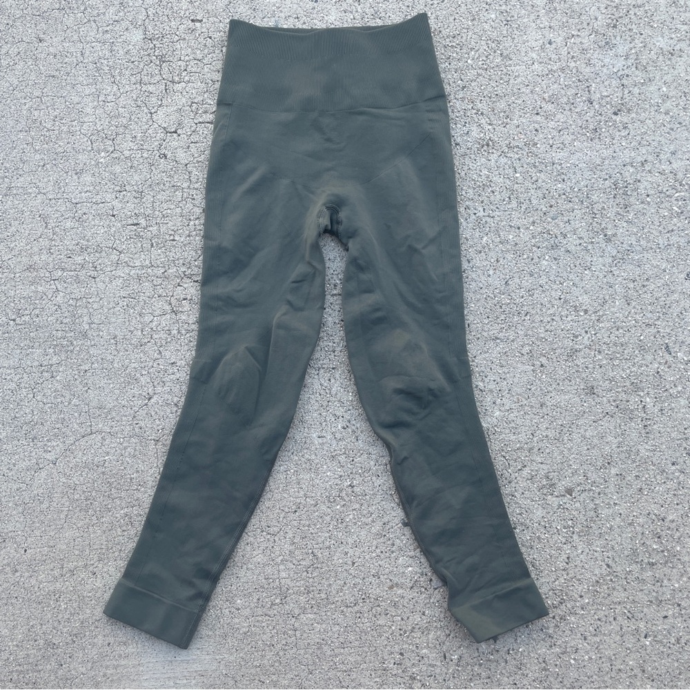 Lululemon Athletica Zone-In Olive Green leggings Women’s size 2